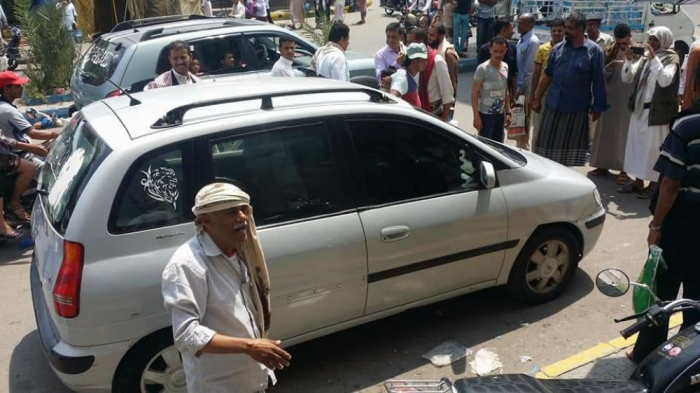 مواطن من تعز يبيع سيارته لتغطية نفقات ايقاد شعلة بمناسبة ثورة 26 سبتمبر ((شاهد صور))