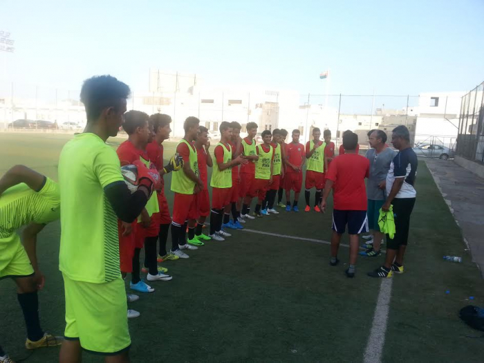 بعثة منتخب الناشئين لكرة القدم تحتفي بذكرى ٢٦ سبتمبر بمدينة صلالة