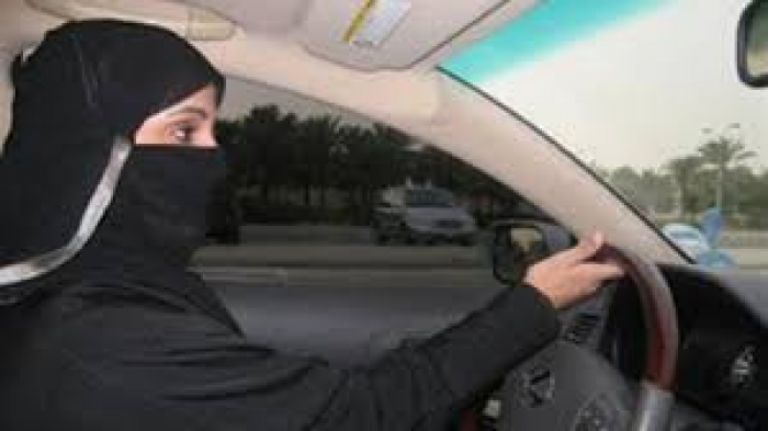 شاهد ما طلبته زوجة إعلامي رياضي سعودي شهير عقب السماح لها بقيادة السيارة "صورة"