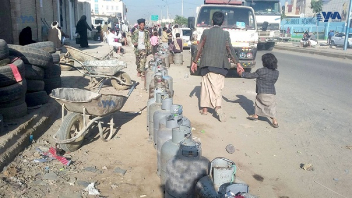 (انفراد) "مافيا" الغاز بتواطئ "الحوثي" يُخضِعون سكان صنعاء لطوابير "الإذلال"