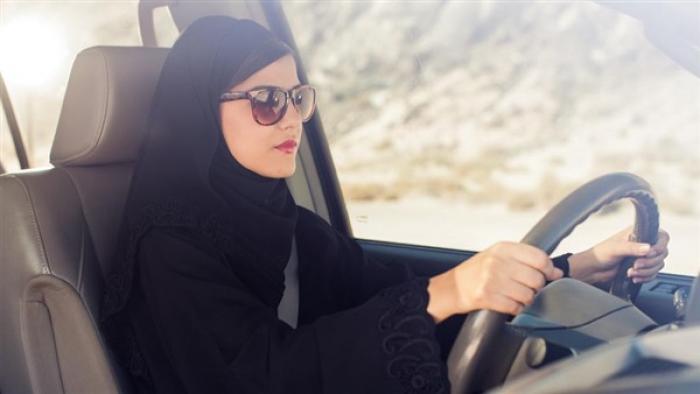 شاهد.. أول أمراة تقود السيارة في عدن وشبه الجزيرة العربية