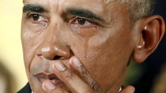 شاهد : الرئيس اوباما يبكي .. لماذا ؟!