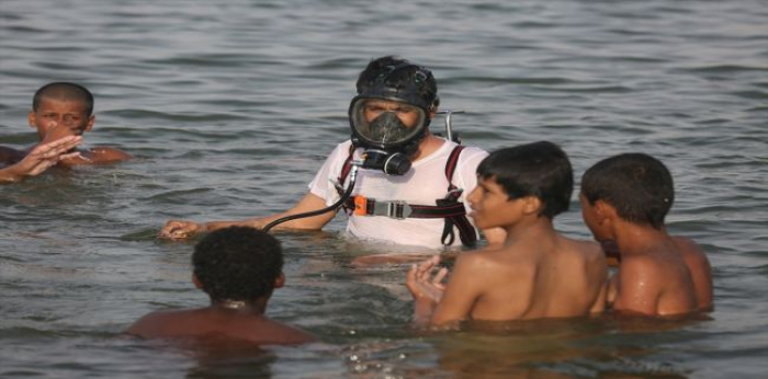 بالصور.. سباح يمني يسخّر موهبته لإنقاذ الغرقى في مأرب