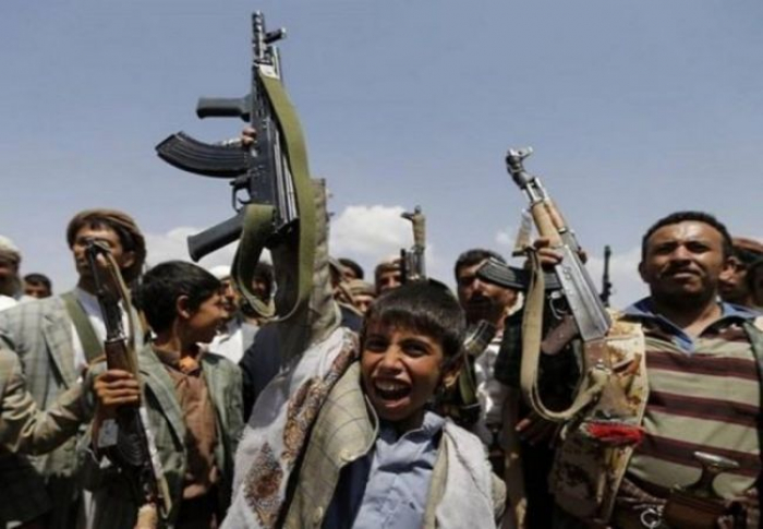 مواطن في صنعاء يجبر قيادي حوثي بإعادة نجله من جبهة القتال بعد أن أحرجه بهذا السؤال