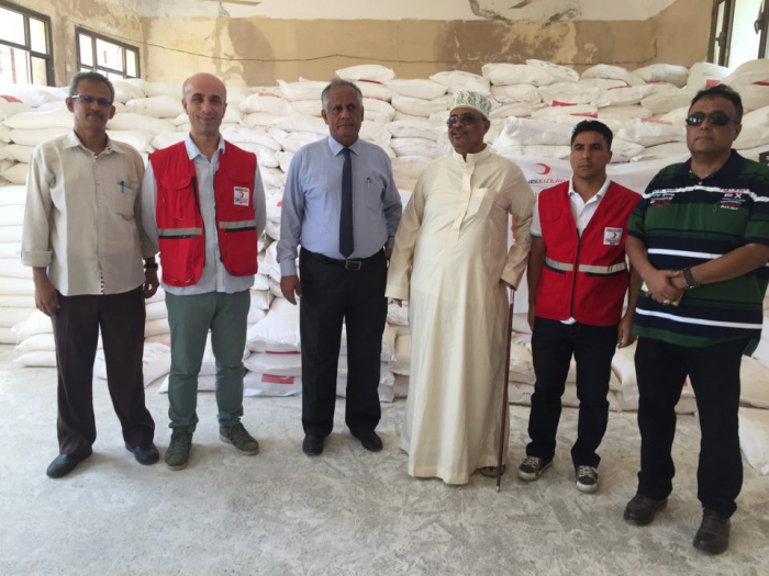 الهلال الأحمر التركي يبدأ بتوزيع ألف طن دقيق جنوبي اليمن تستهدف 40 ألف أسرة يمنية في مديريات محافظة عدن الثمانية