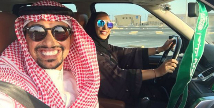 السعودي الذي ظهر بصورة يعلم فيها زوجته القيادة يبرر موقفه؟ (شاهد)