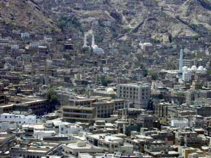 في جريمة مروعة وفاقت كل التوقعات.. ميليشيات الحوثي تعدم رميا بالرصاص زوجة تربوي وأبنه وأخيه جنوب شرق مدينة تعز