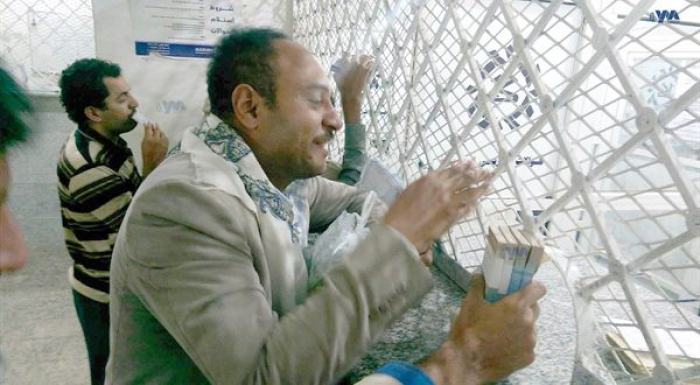 حوالتك المالية قد تجرك إلى معتقلات الحوثي.. هذا ما يحدث في صنعاء