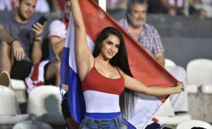 ما سبب هجوم الجميلات على لاعبي فنزويلا في باراجواي!