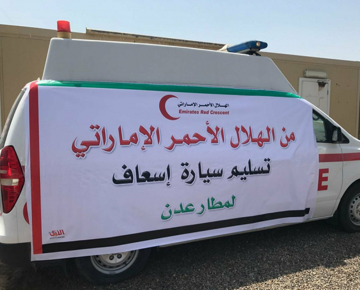 الهلال الأحمر الإماراتي يسلم سيارة إسعاف لمطار عدن الدولي