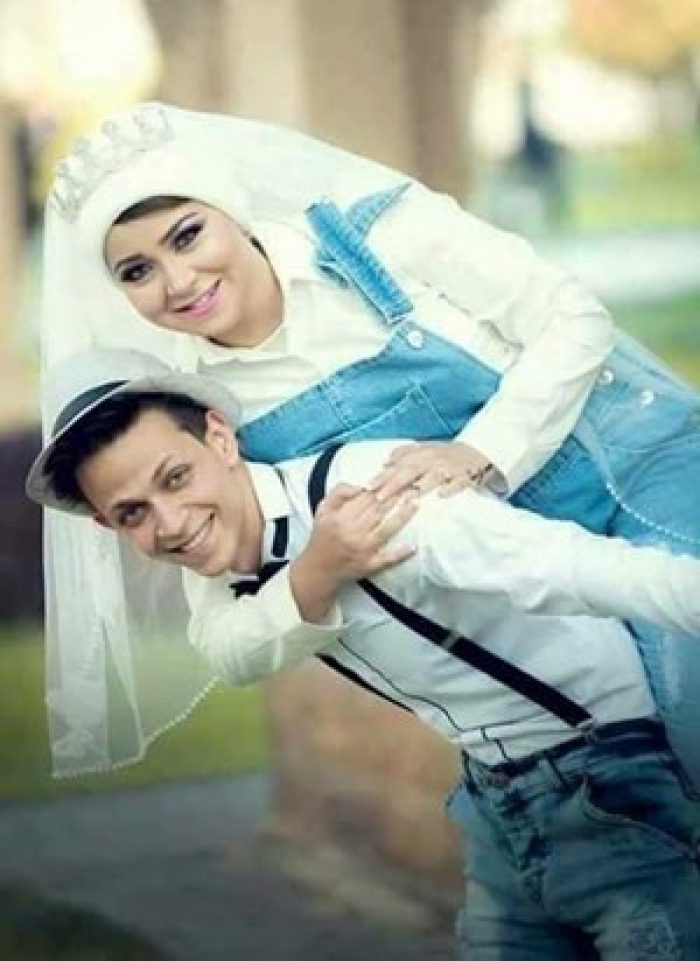 مواقع التواصل تنشغل بملابس عروسين مصريين بحفل زفافهما