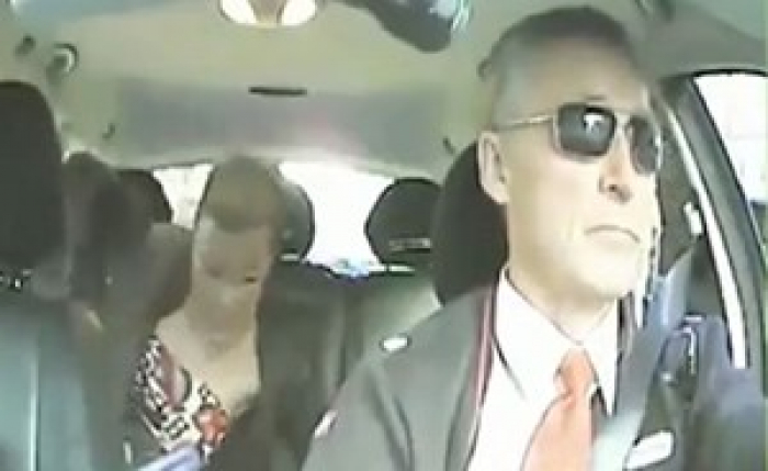 بالفيديو.. رئيس وزراء النرويج يعمل سائق تاكسي لحل مشاكل المواطنين
