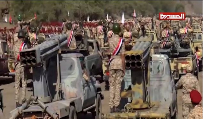 بالفيديو : عرض عسكري ضخم للحوثيين بمشاركة قيادات بارزة يثير الحيرة في اليمن