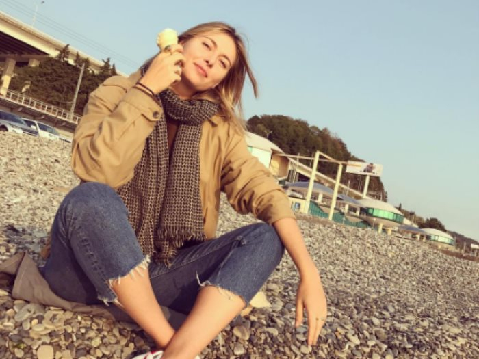 صورة.. ماريا شارابوفا على الشاطئ وتأكل الأيس كريم