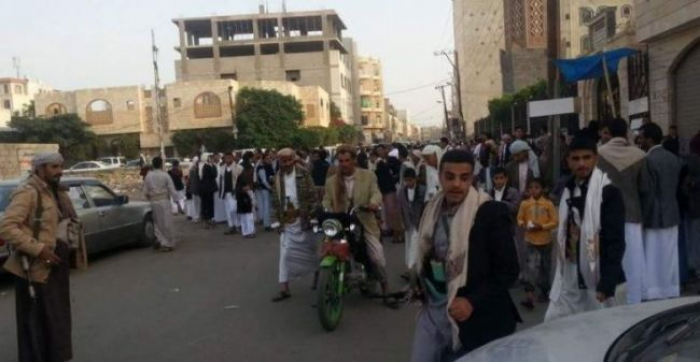 رمي خطيب جامع “الخربة” الحوثي بالأحذية وطرده من الجامع وتجريد مرافقيه أسلحتهما