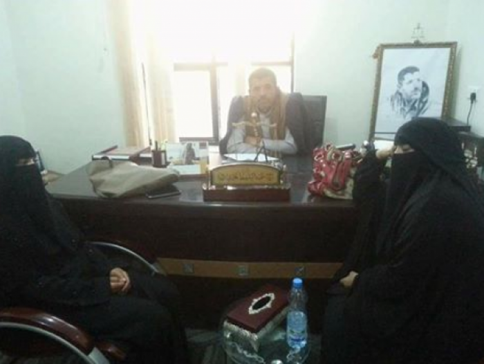 شاهد: صدفة غريبة تجمع زوجة معتقل حوثي بمأرب مع زوجة معتقل إصلاحي بصنعاء على مكتب واحد( صورة )
