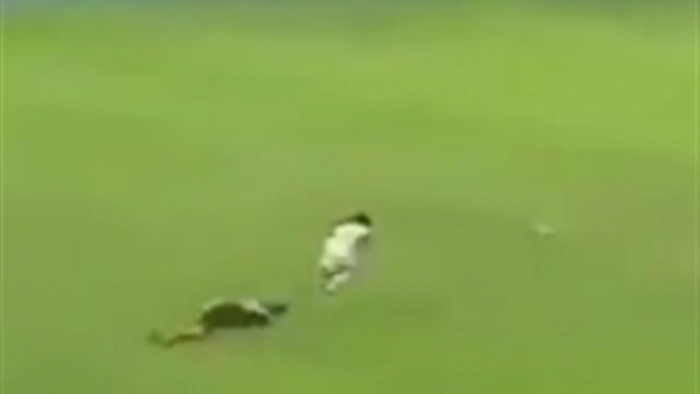 شاهد بالفيديو: أسرع لاعب بالعالم يسجل هدف مذهل