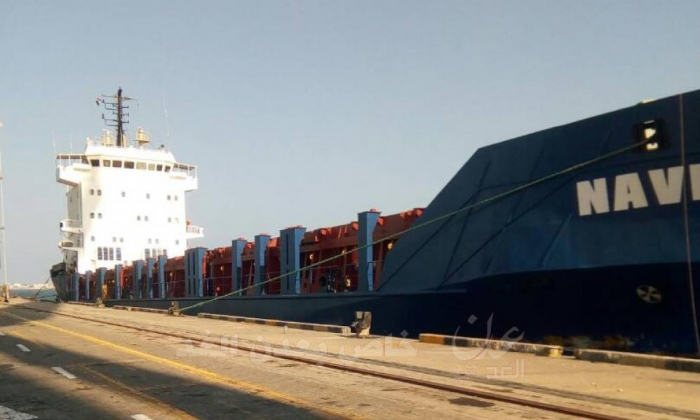 وصول سفينة روسية الى ميناء عدن تحمل مرتبات موظفي الحكومة (صورة )