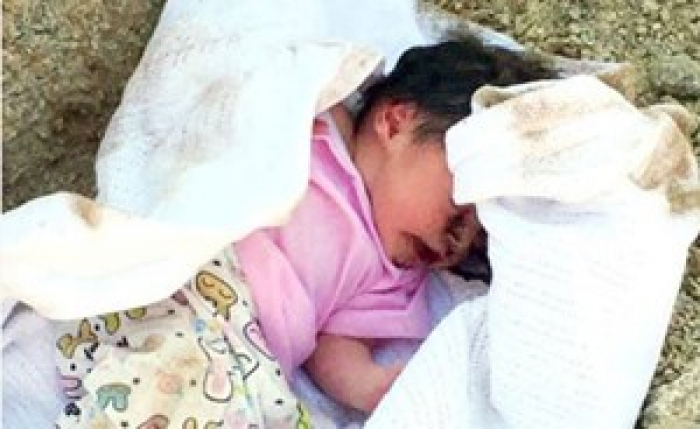 صورة: سُمع صوتها من حفرة مغطاة بالتراب.. كشف تفاصيل العثور على رضيعة مدفونة حية في السعودية!
