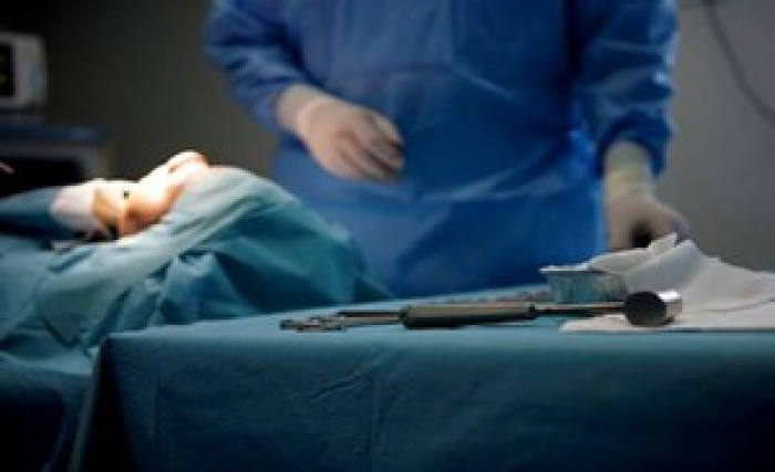 طبيب مصري يجري 4 آلاف جراحة تجميل بتقنية "الفيزر"