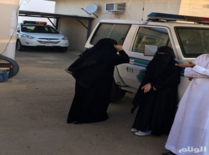 شاهد : القبض على يمني برفقة فتاتين وبحوزتهم كمية من ‘‘القات‘‘ جنوب القنفذة! (صور)