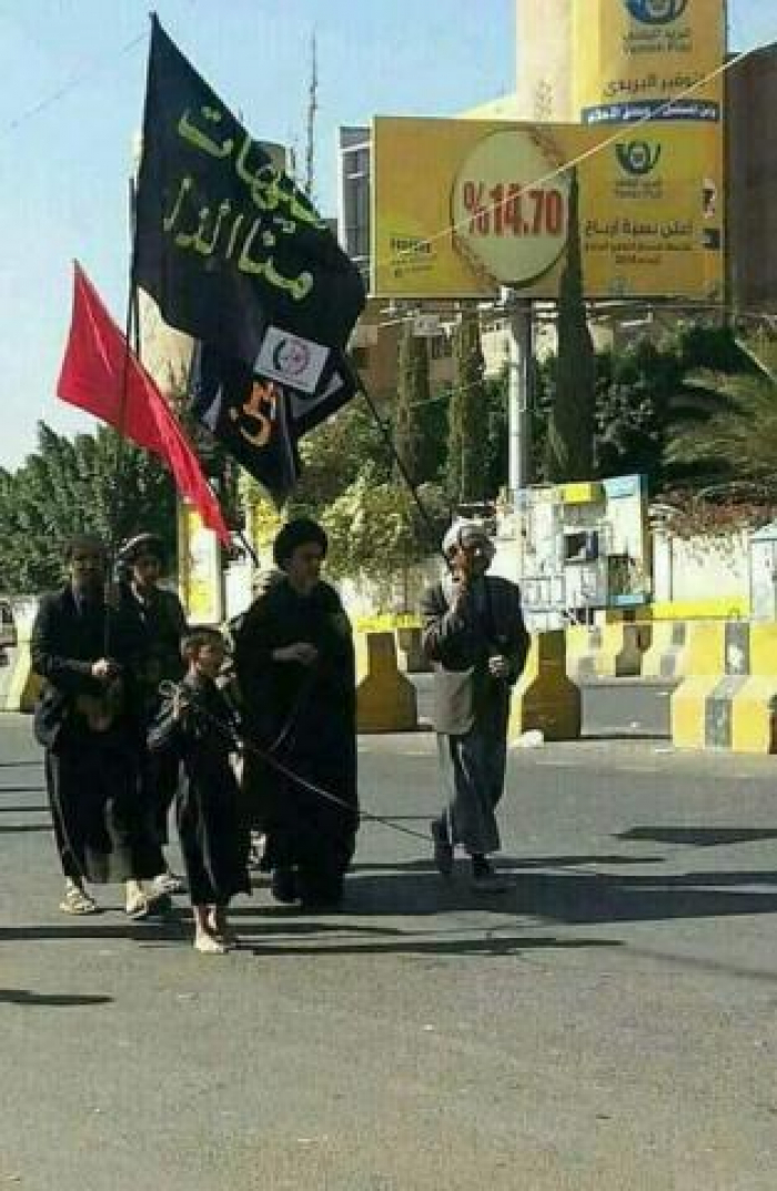 بالصور.. حوثيون يرفعون رايات سوداء جوار رجل دين إيراني في صنعاء واستياء واسع