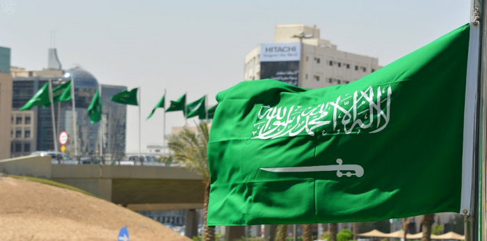 كاتب سعودي يطالب بمنع استخدام علم المملكة في المدرجات.. تعرف على السبب