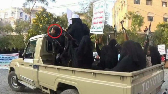 شاهد : عرض عسكري مسلح لنساء حوثيات في محافظة حجة