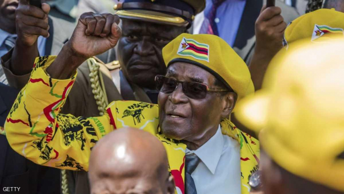 زيمبابوي.. أنباء عن بوادر انقلاب عسكري ضد أقدم رئيس أفريقي