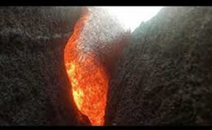بالفيديو.. كاميرا تسجل مشهدًا نادرًا بعد سقوطها في حمم بركانية