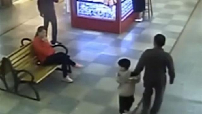 بالفيديو: أب ينقذ ابنه المخطوف بالصدفة داخل مول تجاري بعد تسعة أشهر من اختطافه