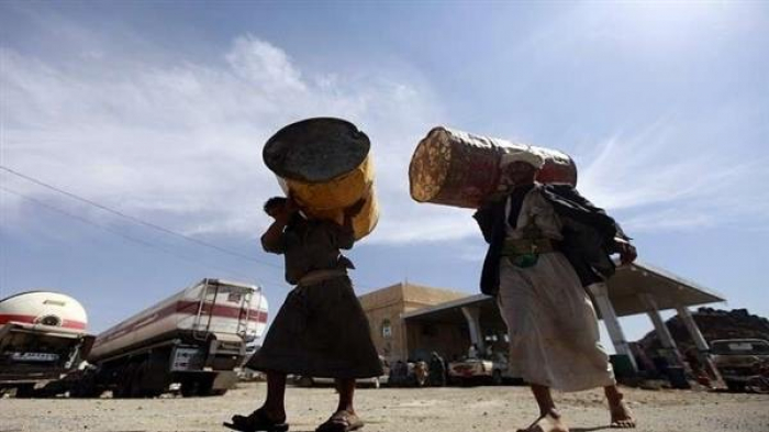 مليشيا الحوثي تحتجز قاطرات محملة بالمشتقات النفطية بأحد مداخل مدينة إب