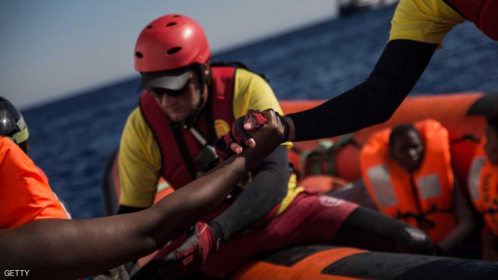 إنقاذ امرأة ولدت في عرض البحر مع مئات المهاجرين