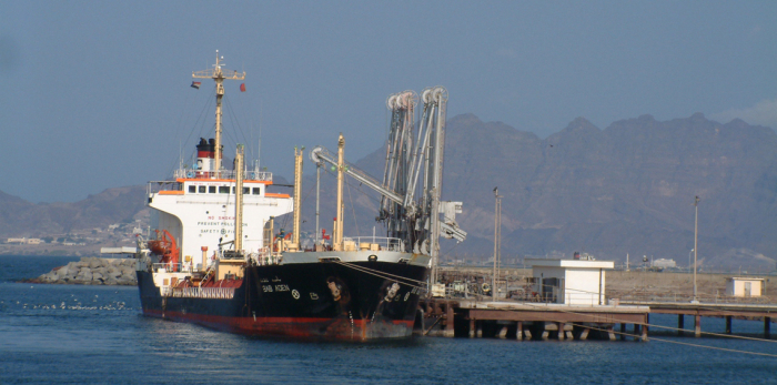 قوات امنية تمنع الحكومة من تفريغ شحنات اموال بميناء عدن ..صور