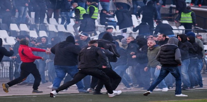 بسبب شغب المشجعين.. إيقاف مباراة في الدوري البلغاري (صور)
