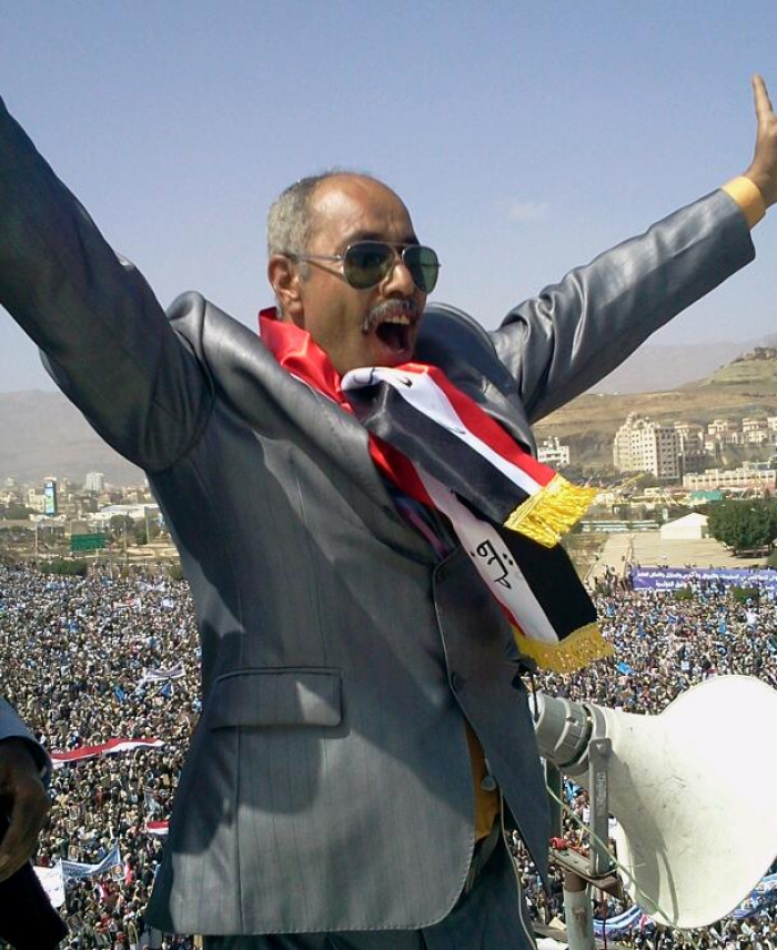 اعلامي مؤتمري يدعو  لمواجهة الحوثيين بالبنادق