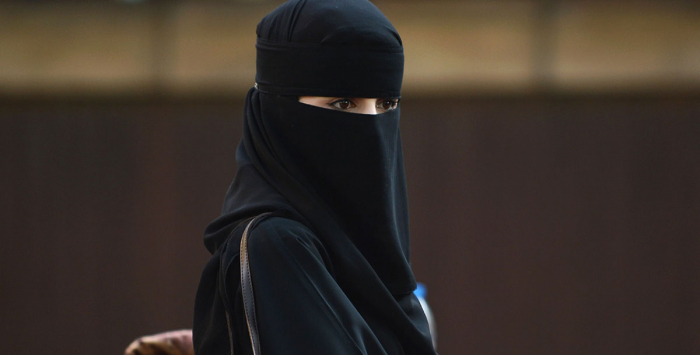 انتحل صفة مواطن : سعودية تكتشف أن زوجها  يمني دخل المملكة قبل 30 سنة  تهريب بعد زواج دام 15 عامًا وإنجاب 6 أبناء