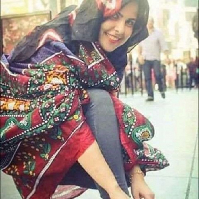 شاهد بالصورة : فتاة صنعانية  تثير الشباب ومواقع التواصل وسط شارع حدة بهذه الحركة الصادمة