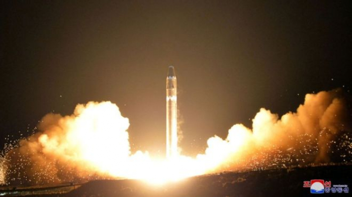 طاقم طائرة مدنية "شاهد تجربة كوريا الشمالية الصاروخية"