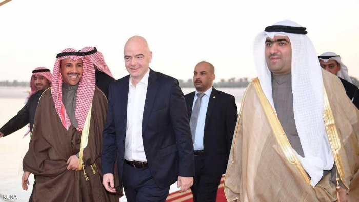 رئيس الفيفا يصل الكويت.. ويزف لها خبرا سارا