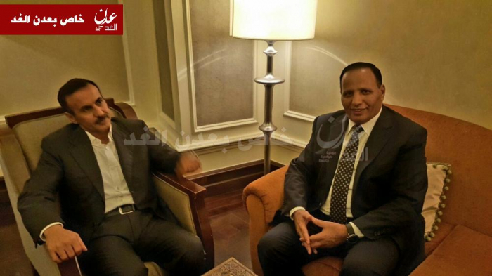 بالصورة : من هو اول مسؤول في الحكومة الشرعية يلتقي احمد علي عبدالله صالح بعد مقتل والده ؟!