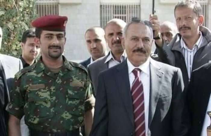 شاهد بالصور أشهر الحراس الشخصين لصالح يظهر في صنعاء يقبل رأس قيادي حوثي بارز