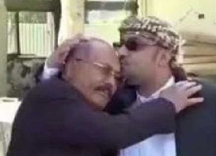ياسر العواضي يكشف اسرار وخفايا" الفيديو" الذي ظهر به وهو يقبل رأس علي صالح قبل مقتله