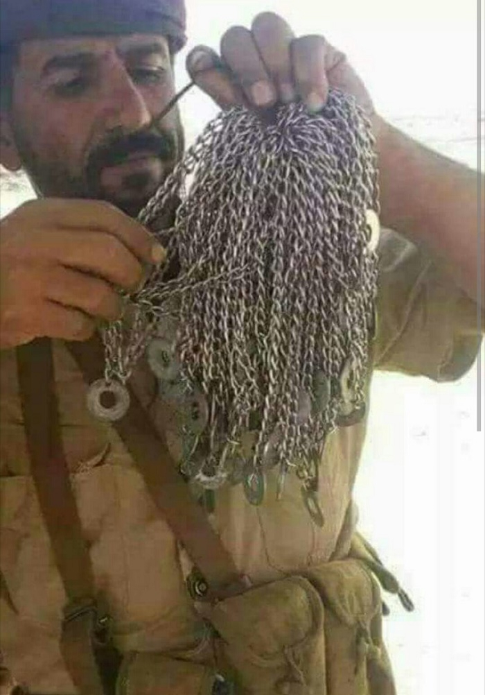 بالصورة  الفريدة عالميا : شاهد كيف وقعت عزائم الحوثي في يد مقاتل واحد من الجيش الوطني