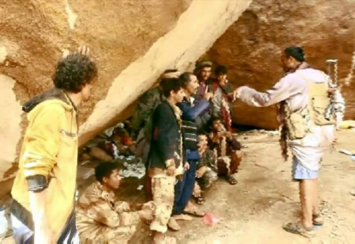 20 قناص حوثي يسلمون أنفسهم إلى قوات الجيش في نهم والمشرف المؤيد ينتحر بقنبله قبل وصول القوات إلى موقعه