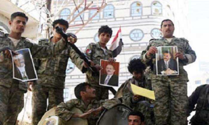 الحوثيون يعدمون 5 أفراد من الحرس الجمهوري في صنعاء بطريقة بشعة ويجبرون أهاليهم على دفنهم