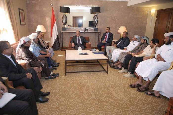نائب الرئيس يلتقي القيادات العسكرية التابعة لتعز ويشيد باستبسال المحافظة في وجه الميليشيات