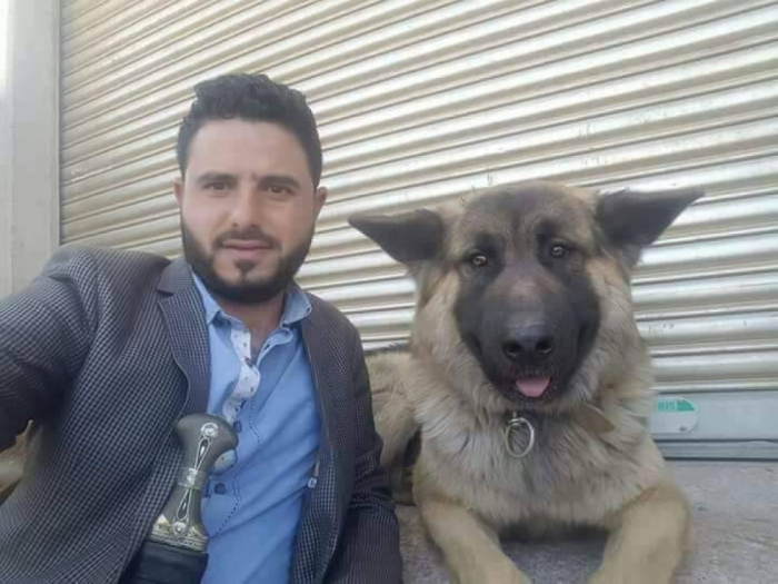 تعرف على قصة الكلب الذي رفض ان يتخلى عن الراحل علي عبدالله صالح "صورة "