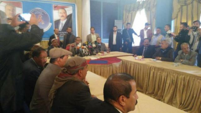شاهد بالصور : قيادات مؤتمرية تنصب خليفة للمخلوع علي عبدالله صالح تحت ظلال الحوثي