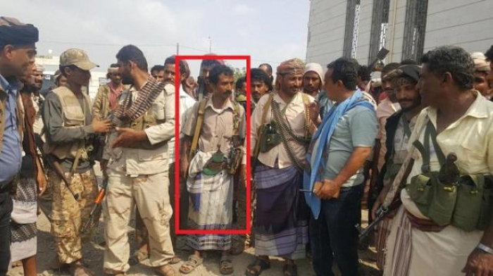 شاهد بالصورة القيادي حمير عذابو يتقدم الصفوف الأمامية ضد الحوثيين في الساحل الغربي بعد يوم واحد من انضمامه للجيش والمقاومة